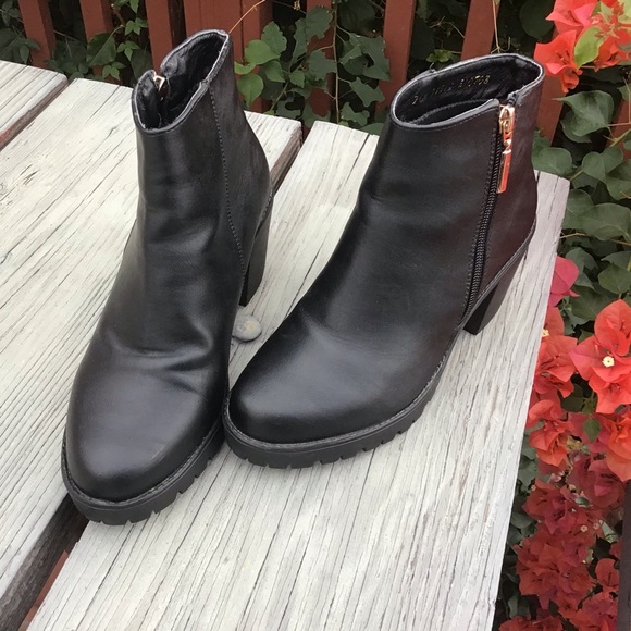 Lady Paulina Black Booties - Picture 1 of 10